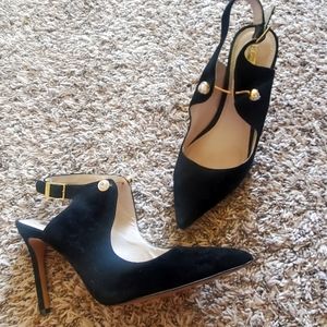 Black Pump with pearl detail